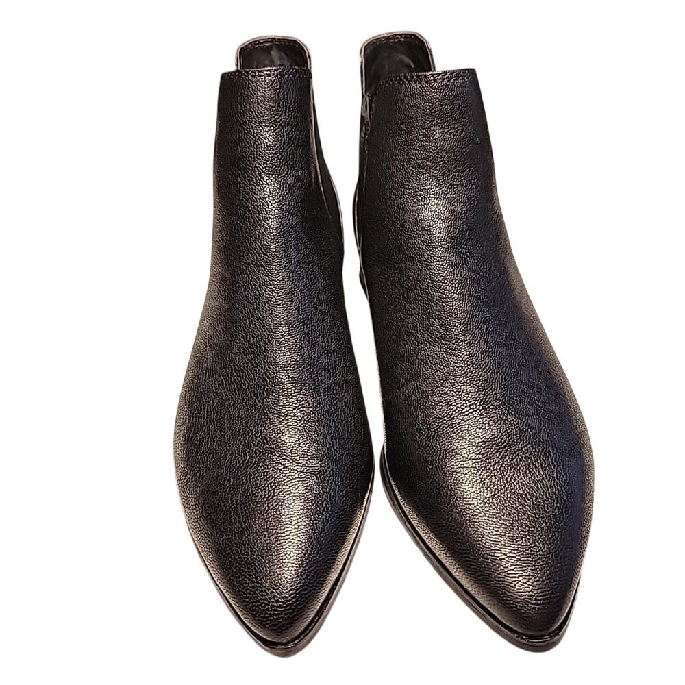 Cole Haan Chelsea Boot Ankle Womens Size 6.5 Black Point Flat Gold Logo Short